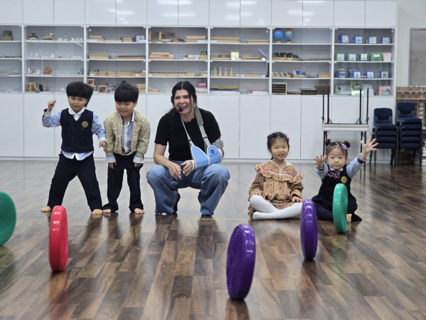 균형을 잡으며 앞으로 굴러갈 수 있도록 굴려보았어요